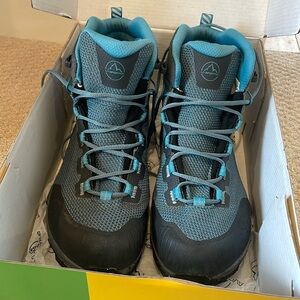La Sportiva Women’s TX Hike Mid GTX Topaz/Carbon Size 9.5 / 41